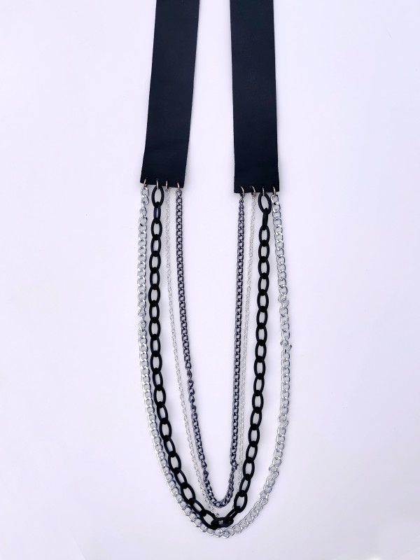 Collier en cuir noir avec des chaînes